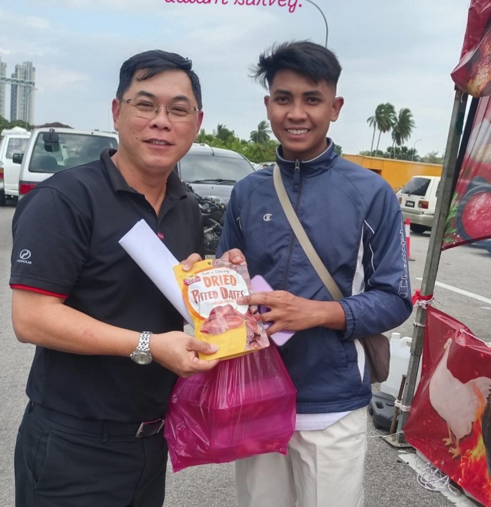 JE YEW with a customer